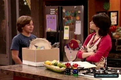 normal_selena-gomez-0093 - Wizards Of Waverly Place - Hugh is Not Normous - Screencaps