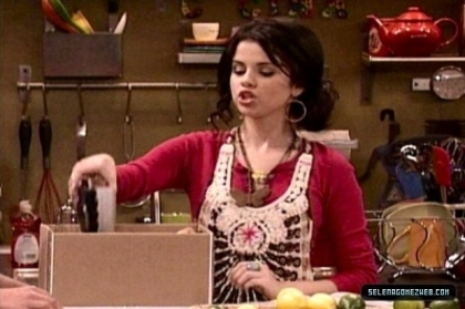 normal_selena-gomez-0095 - Wizards Of Waverly Place - Hugh is Not Normous - Screencaps