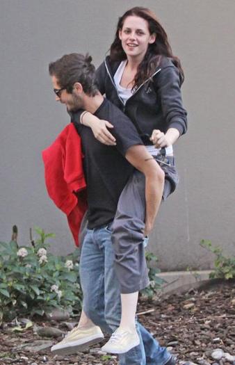 poza-kristen - Robert Pattinson and kristen Stewart