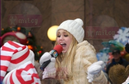 normal_004 - MileyWorld - November 23rd 2006 - Macys Thanksgiving Parade