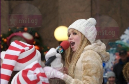 normal_006 - MileyWorld - November 23rd 2006 - Macys Thanksgiving Parade