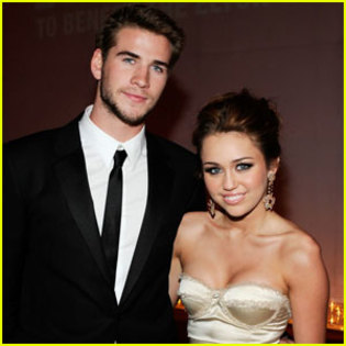 miley&liam-2 voturi - alege cuplul favorit