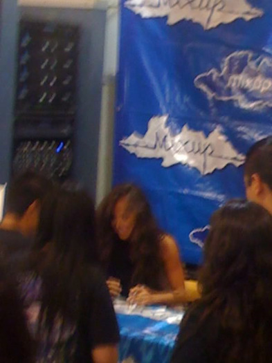 198997171 - Sesiune de autografe MixUp Store Mexico