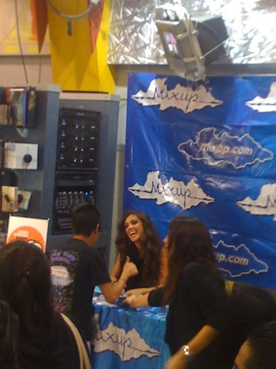 198979050 - Sesiune de autografe MixUp Store Mexico