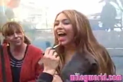 MileyWorld - Warming Up! 070