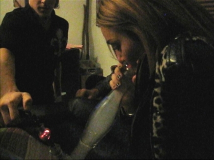 normal_002 - Smoking a bong with friends at her house