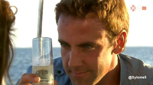 7 - Dos Hogares Promos y Trailer