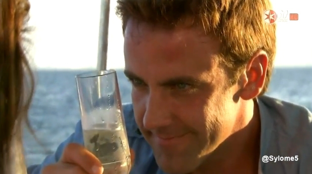 8 - Dos Hogares Promos y Trailer