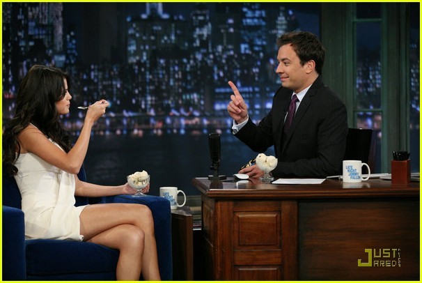 selena-gomez-scene-jimmy-fallon-02 - Selena Gomez Loves Jimmy Fallon Like A Love Song