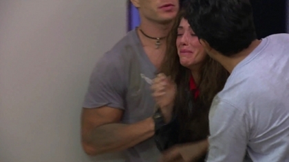 normal_104 - Dos Hogares Promos y Trailer