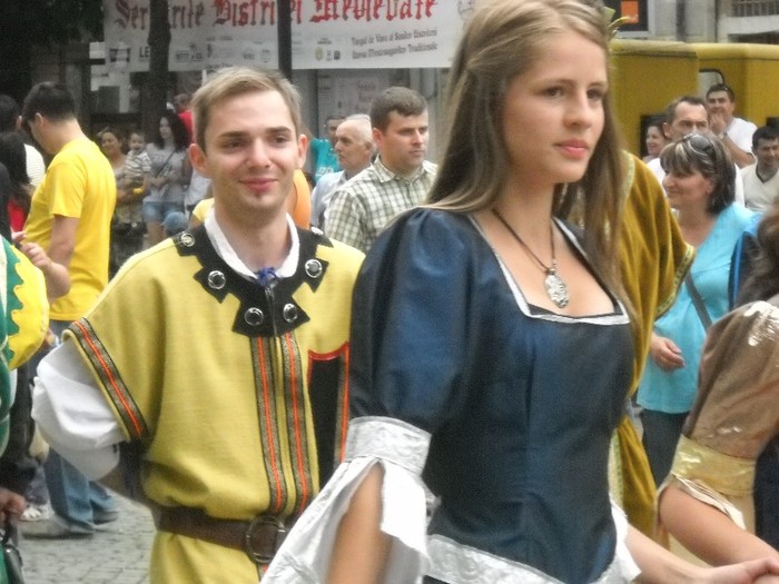 cu caVALER la brat