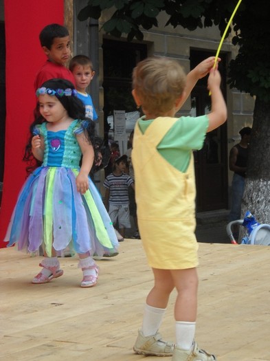 Raufacatorii misuna prin targ Raufacatorii misuna prin targ