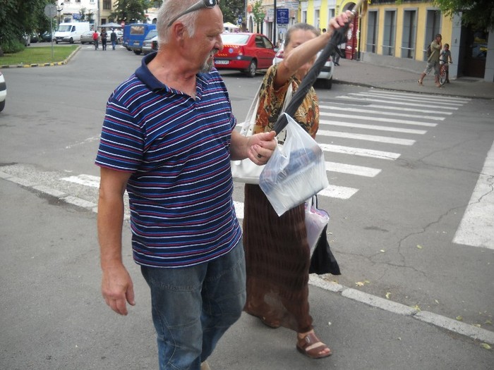 Sa-l "usureze" de umbrela, auzi tu? Sa-l "usureze" de umbrela, auzi tu?