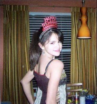 QQFYALCPVRIBSWFGQIZ - POZE SUPER SUPER RARE SELENA GOMEZ