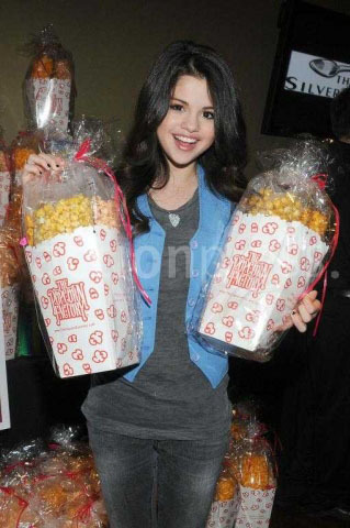 XRZOCGUFMNNQRPTHJJS - POZE SUPER SUPER RARE SELENA GOMEZ