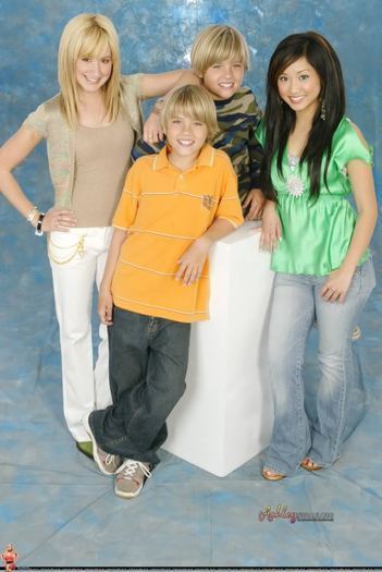 23289897_SMOYBFFIW - Zack si Cody ce viata minunata pe punte