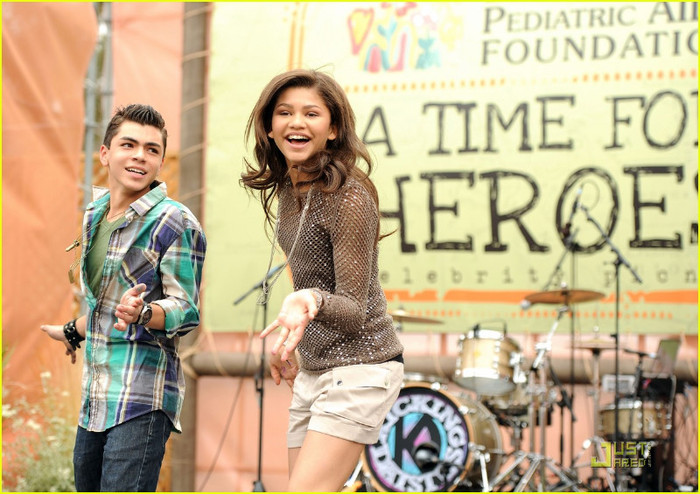 zendaya-bella-thorne-time-heroes-12 - Rocky