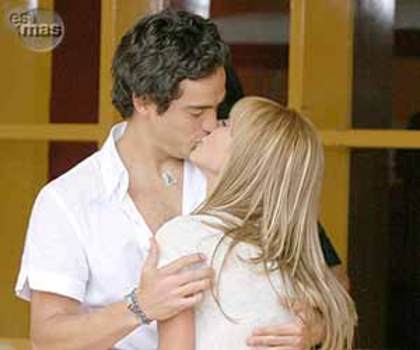 0005 - Beso entre Mia y Miguel