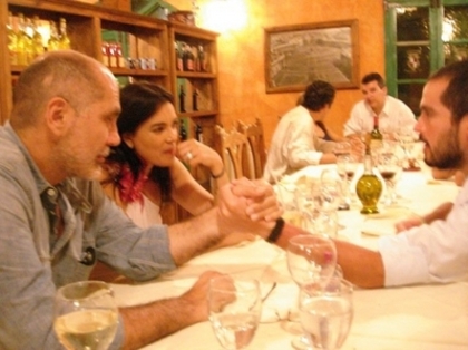 normal_002 - Poncho cenando con amigos en restaurant en Venezuela