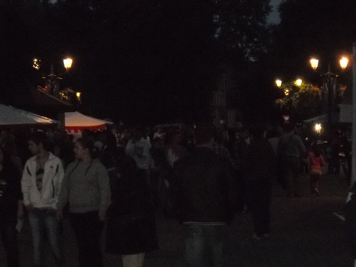 PAI,NU VEZI CA-I NOAPTE???