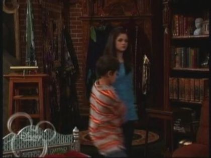 normal_WOWP1x01_wmv_000518366 - Wizards Of Waverly Place - Crazy 10 Minute Sale - Screencaps