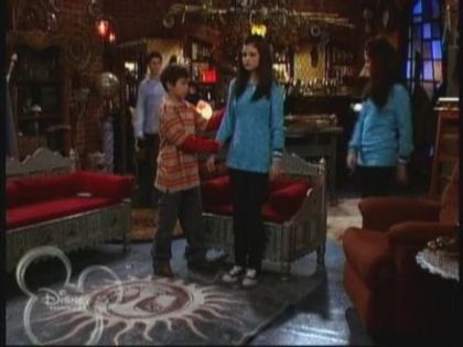 normal_WOWP1x01_wmv_000522266 - Wizards Of Waverly Place - Crazy 10 Minute Sale - Screencaps