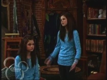 normal_WOWP1x01_wmv_000543766 - Wizards Of Waverly Place - Crazy 10 Minute Sale - Screencaps
