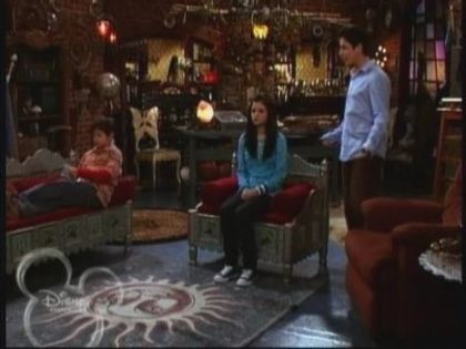 normal_WOWP1x01_wmv_000609799 - Wizards Of Waverly Place - Crazy 10 Minute Sale - Screencaps