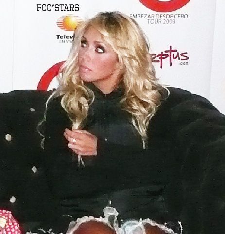 001-1 - 00Anahi em Coletivas tardes de autografos entrevistas programas de radio e Tv