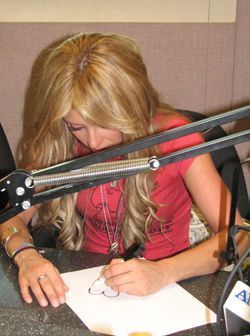 _radio amor _ miami - Anahi em Coletivas tardes de autografos entrevistas programas de radio e Tv
