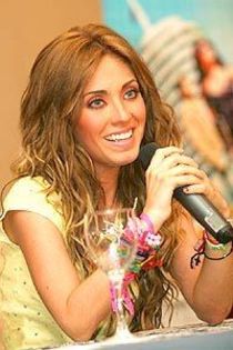 0s18 - Anahi em Coletivas tardes de autografos entrevistas programas de radio e Tv