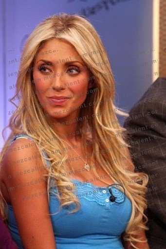 010kj4 - Anahi em Coletivas tardes de autografos entrevistas programas de radio e Tv