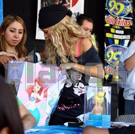 016-2 - Anahi em Coletivas tardes de autografos entrevistas programas de radio e Tv