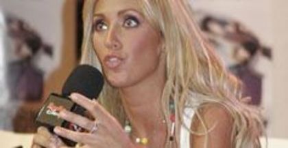 016-3 - Anahi em Coletivas tardes de autografos entrevistas programas de radio e Tv