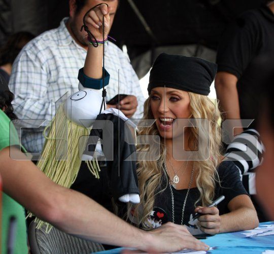 020-2 - Anahi em Coletivas tardes de autografos entrevistas programas de radio e Tv