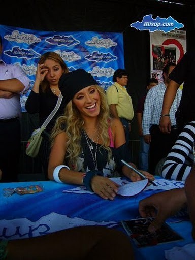 030-1 - Anahi em Coletivas tardes de autografos entrevistas programas de radio e Tv