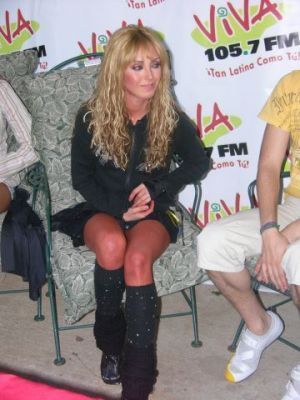 96+9 - Anahi em Coletivas tardes de autografos entrevistas programas de radio e Tv
