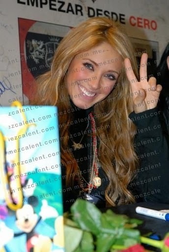 16649324 - Anahi em Coletivas tardes de autografos entrevistas programas de radio e Tv