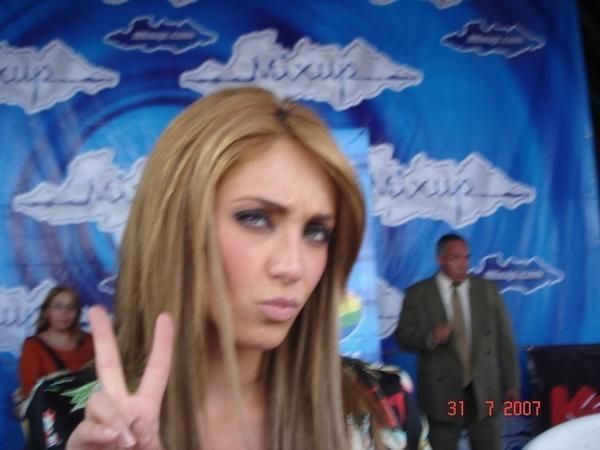 16658937 - Anahi em Coletivas tardes de autografos entrevistas programas de radio e Tv
