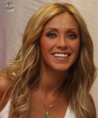 20083011 - Anahi em Coletivas tardes de autografos entrevistas programas de radio e Tv