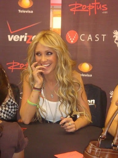 122755492 - Anahi em Coletivas tardes de autografos entrevistas programas de radio e Tv