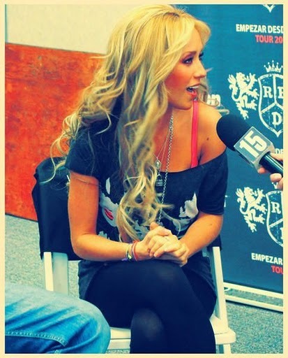 122910936 - Anahi em Coletivas tardes de autografos entrevistas programas de radio e Tv