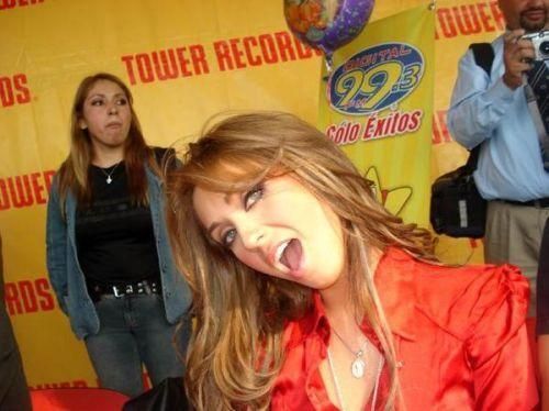 30112457474fd6e94daac - Anahi em Coletivas tardes de autografos entrevistas programas de radio e Tv