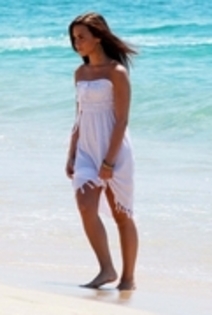 - Demi Lovato pe Plaja in Cabo San Lucas pe 16 Iunie