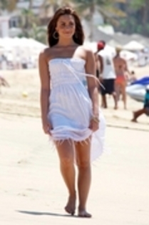  - Demi Lovato pe Plaja in Cabo San Lucas pe 16 Iunie