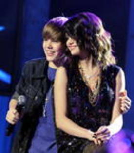 Stai drepta si zambeste - Selena si Justin Bieber