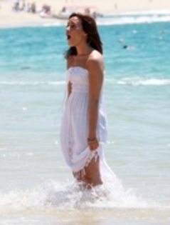  - Demi Lovato pe Plaja in Cabo San Lucas pe 16 Iunie