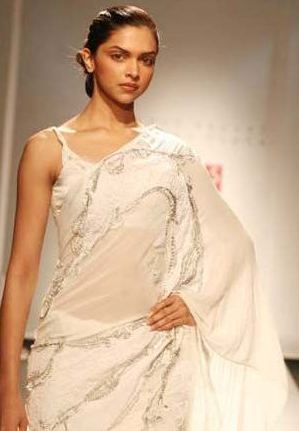 Actress_Deepika_Padukone_in_Saree_21[1] - Deepika imbracaminte indiana