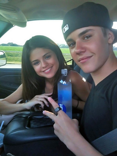 TI4U_u1306947884 - poze cu Justin Bieber si Selena Gomez
