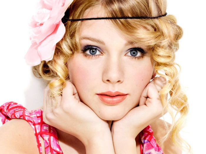 Taylor-Swift-Photoshoot-081-Seventeen-2009-anichu90-17983454-1069-800